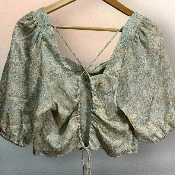 H&M NWT Women's Floral Open Back Crop Blouse 3/4 Sleeve Size L - Picture 2 of 7